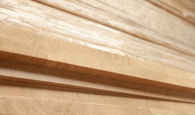 Leimholzplatten Allround-Talent für das Tischlerhandwerk!Küchenarbeitsplatten, Treppenbau, Tische und Möbel: Wir haben Leimholzplatten in zahlreichen Holzarten und in absolut hoher Qualität für eine gute Verarbeitung im Programm.  
